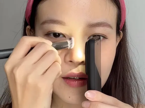 Use Mobile Flashlight to Contour Your Face