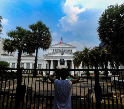 Paska kebakaran yang terjadi pada Sabtu (16/9/2023) malam, kondisi Museum Nasional pada hari Minggu (17/9/2023) di Jalan Merdeka Barat, Jakarta ditutup sementara.