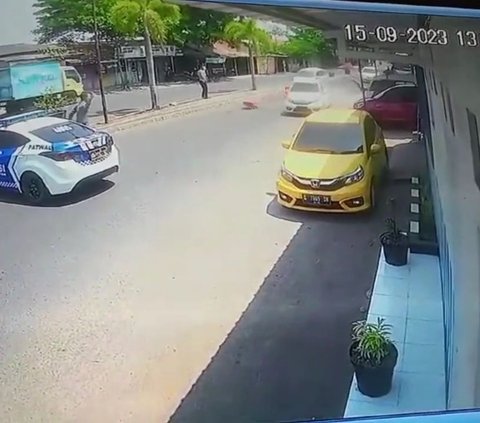 Pengemudi mobil Brio yang memaksa kabur usai diduga melakukan tabrak lari viral di media sosial. Aksi kejar-kejaran bak film action dengan aparat kepolisian pun tak terelakan, Jumat (15/9) siang.