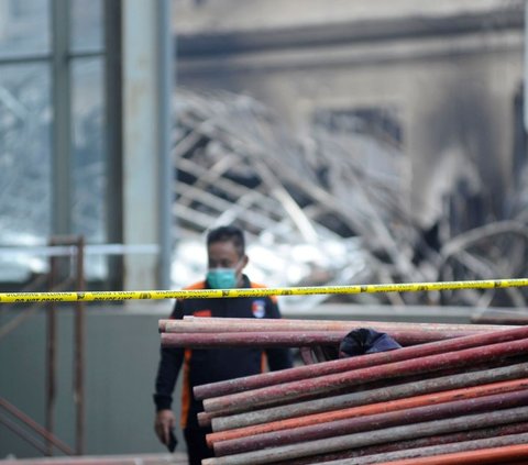 Sejumlah petugas pemadam juga masih beraktivitas.<br><br>Mereka terlihat memeriksa lokasi kebakaran untuk memastikan tidak ada lagi titik panas maupun sisa asap di Gedung Museum Nasional.