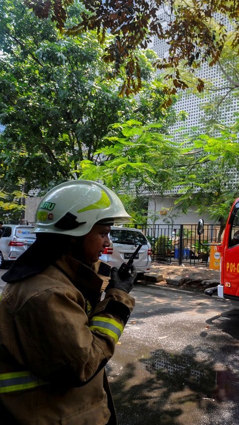 Hingga pukul 21.37 sampai tengah malam, tim pemadam masih terus berupaya melakukan pendinginan.