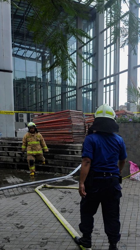 Aktivitas petugas pemadam usai melakukan pendinginan lokasi Gedung A Museum Nasional yang terbakar.