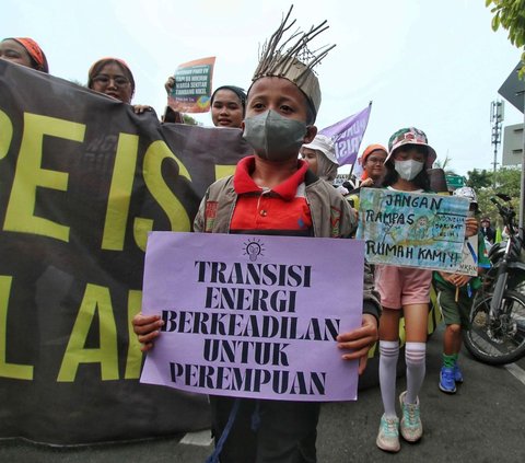 Peserta dari berbagai kalangan orang dewasa hingan anak-anak mengikuti aksi pawai Global Climate Strike yang digelar di kawasan Taman Menteng, Jakarta, Minggu (17/9/2023).