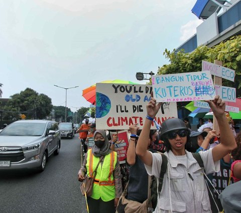 Dari pantauan di lapangan, terlihat massa melakukan aksi jalan kali dari Taman Menteng sekitar pukul 12.00 WIB hingga sampai di Tugu Proklamasi pada pukul 13.30 WIB.<br>