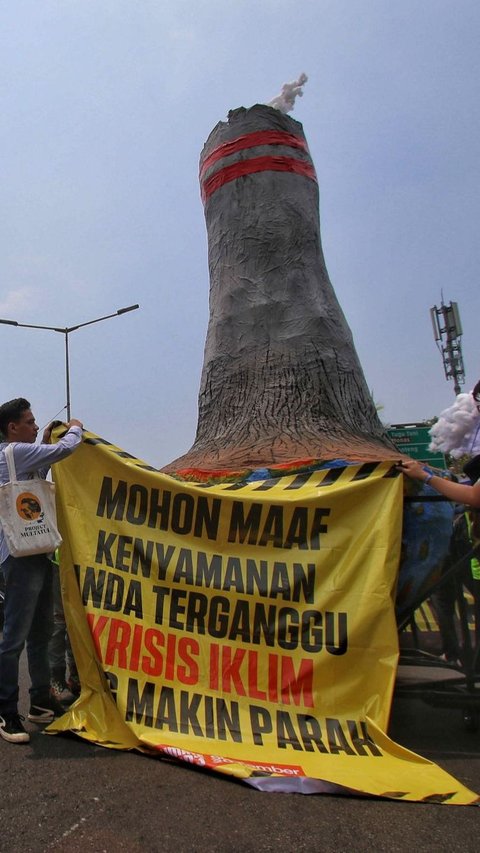 Selama menjalankan aksinya, mereka terlihat membawa berbagai poster replika cerobong asap hingga banner yang menyerukan efek bahaya dampak perubahan iklim.<br>