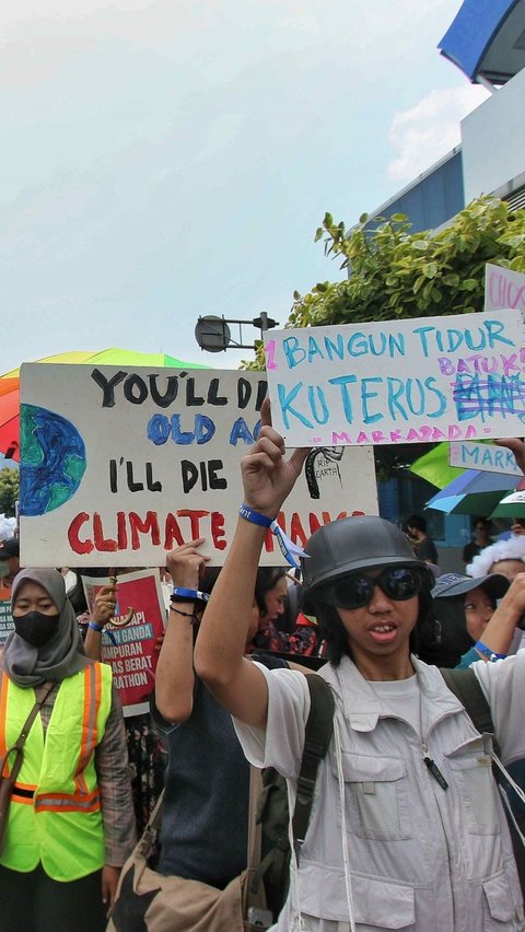 Selama melakukan aksi pawai, peserta pawai Global Climate Strike menggunakan setengah badan jalan untuk berjalan kaki menuju Tugu Proklamasi dari Taman Menteng.