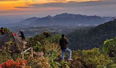 Menyusuri batu-batu alam.