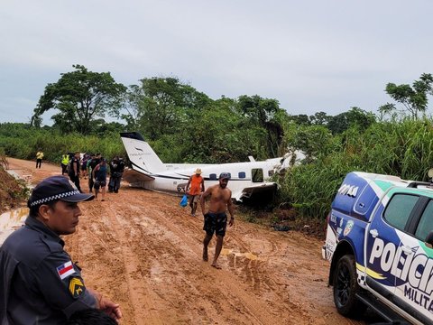 FOTO: Pesawat Jet Kecil Berpenumpang Turis Jatuh di Amazon, 14 Orang Tewas