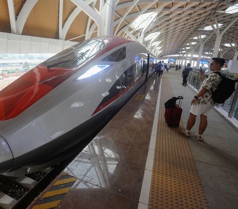 Uji coba Kereta Cepat Jakarta Bandung (KCJB) mendapat sambutan antusias warga yang akan merasakan kereta tercepat di Indonesia itu dari Stasiun Halim, Jakarta,  Minggu (17/9/2023).