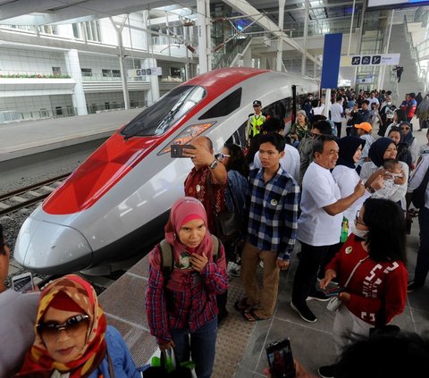 FOTO: Ragam Reaksi Antusiasme Warga Mencoba Kereta Cepat Jakarta Bandung dari Stasiun Halim hingga Tegalluar