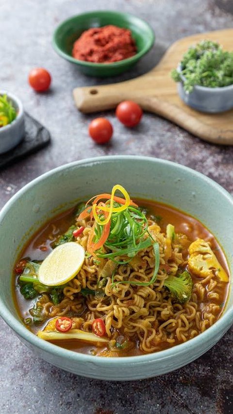 Rasanya akan jauh lebih sehat dan lebih nikmat karena kamu tahu bahan yang digunakan pasti aman untuk dikonsumsi bukan. Yuk siapkan dirimu untuk melihat 3 resep mi goreng ala chef terkenal yang rasanya gak akan kalah dengan yang ada di luaran. Selamat mencoba.