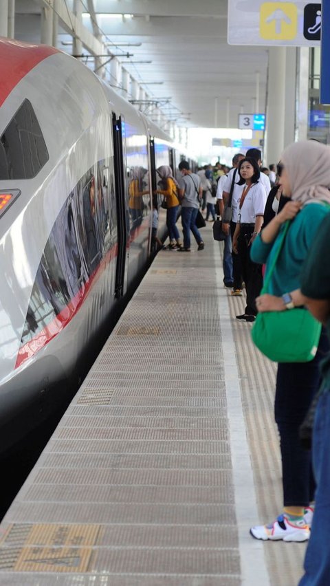 KCIC mengimbau agar calon penumpang memperhatikan jadwal kereta cepat yang dipilih dan datang selambat-lambatnya satu jam sebelum jadwal keberangkatan untuk menghindari antrean.
