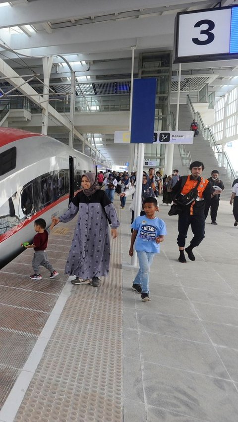 FOTO: Ragam Reaksi Antusiasme Warga Mencoba Kereta Cepat Jakarta Bandung dari Stasiun Halim hingga Tegalluar