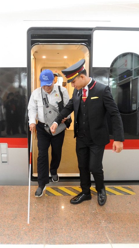 FOTO: Ragam Reaksi Antusiasme Warga Mencoba Kereta Cepat Jakarta Bandung dari Stasiun Halim hingga Tegalluar