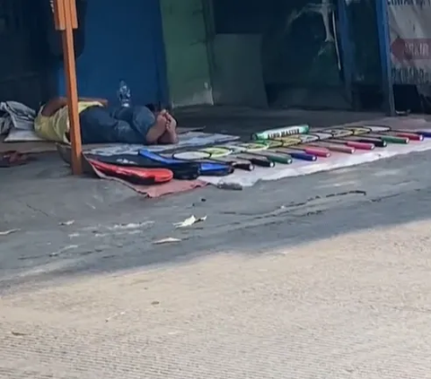Moment of Ojol Driver Crying Seeing a Sleeping Grandfather Selling Rackets, Turns Out None of Them Sold All Day