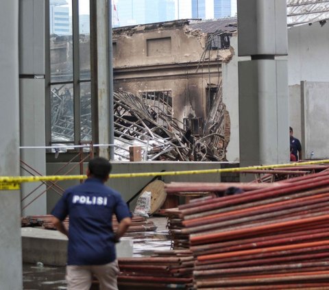 Setelah dilanda kebakaran hebat pada Sabtu (16/9/2023) malam, Museum Nasional ditutup sementara akibat enam ruangan di dalam Gedung A hangus terbakar.<br>