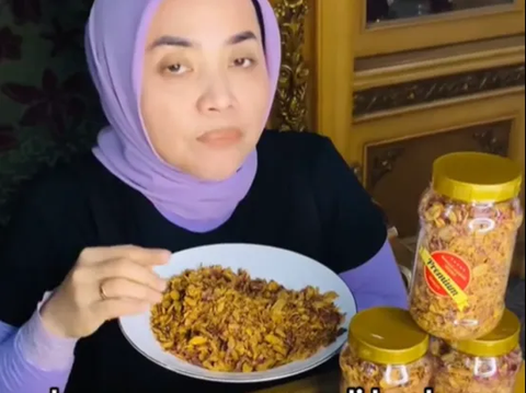 Portrait of Muzdalifah Selling Fried Onions, the Price is Criticized as Too Cheap