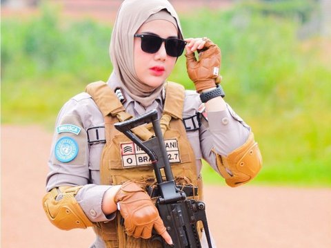 Potret Polwan Cantik Bripka Iis Mulyani Tenteng senjata Laras Panjang, Bikin Salfok