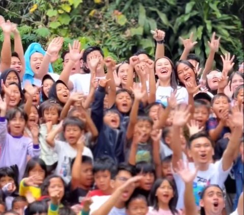 7 Momen Thariq Halilintar & Relawan Bersihkan Sampah di Sungai, Sosok Aaliyah Massaid Jadi Sorotan