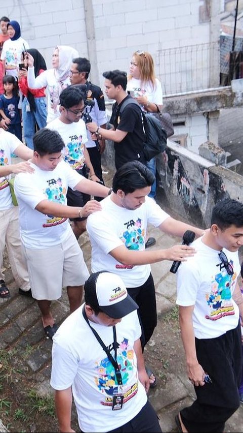 Mereka begitu bersemangat membantu membersihkan sampah di sungai. 