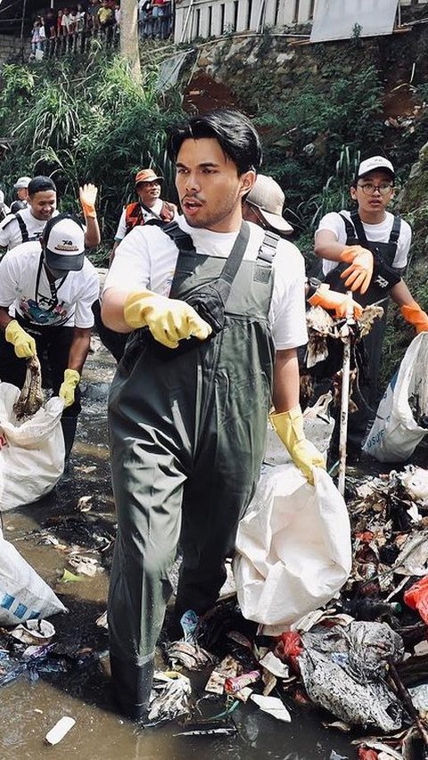 Tampak Thariq dan rekan-rekannya membersihkan sampah di sungai. Terlihat mereka memungut sampah-sampah yang berada di sungai.