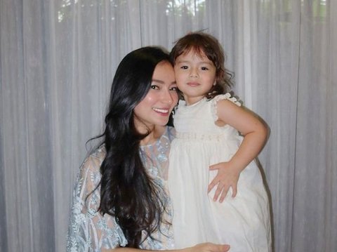 Blasteran Indonesia-Belanda, 8 Foto Gemas Chloe Emanuelle Sukses Menarik Perhatian