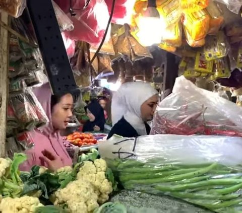 Penampilan Santai Nagita Slavina Blusukan ke Pasar Curi Perhatian, Netizen Kompak Puji Hal Ini