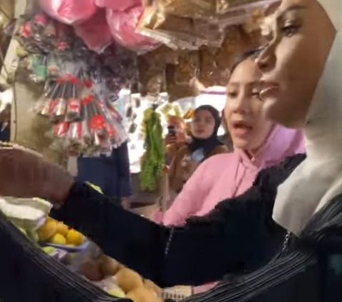 Penampilan Santai Nagita Slavina Blusukan ke Pasar Curi Perhatian, Netizen Kompak Puji Hal Ini