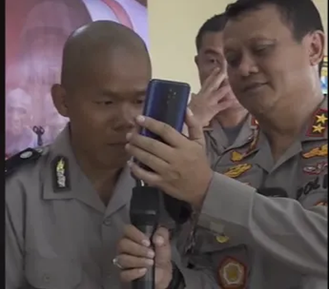 Momen tersebut seketika berubah haru tatkala siswa tersebut dan ibunya saling melempar doa meski hanya melalui saluran video call.<br>