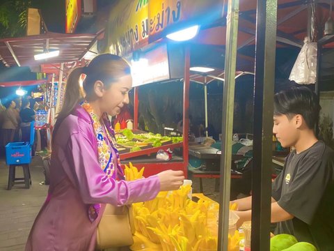 Bak Kakak Adik, Ibu Kombes Cantik Temani Sang Putri Liburan Ke Jogjakarta 'Healing,Katanya Stres Habis Ngurusin Skripsi'