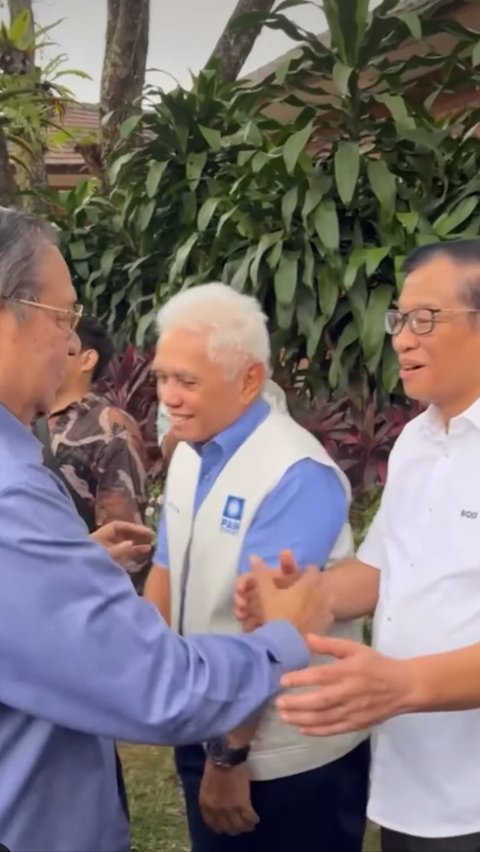 Keduanya juga nampak duduk di barisan Prabowo saat menggelar pertemuan dengan SBY dan jajaran pengurus Partai Demokrat yang dibawanya.