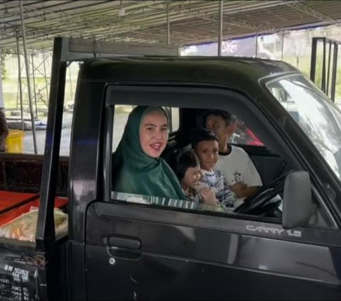 Momen Kartika Putri Nyetir Mobil Pick Up Bawa Anak-Anak, Isi Bensin Sendiri Pakai Jerigen