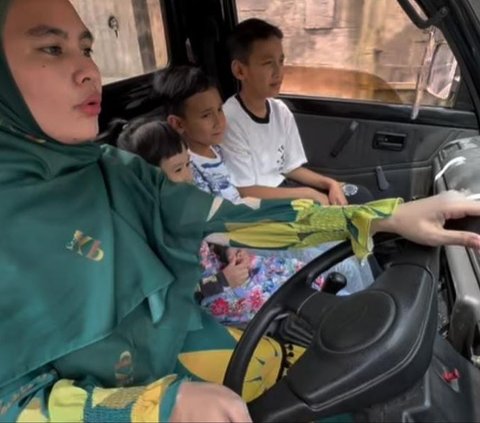 Momen Kartika Putri Nyetir Mobil Pick Up Bawa Anak-Anak, Isi Bensin Sendiri Pakai Jerigen