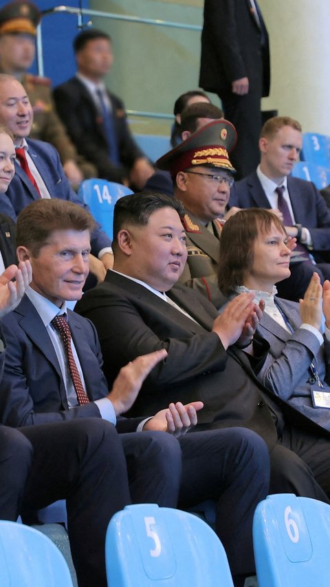 Ekspresi Kim Jong-un pun terlihat senang dan sangat menikmati melihat pertunjukkan yang ditampilkan di Akuarium Primorsky.