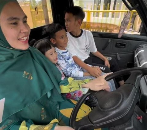 Momen Kartika Putri Nyetir Mobil Pick Up Bawa Anak-Anak, Isi Bensin Sendiri Pakai Jerigen