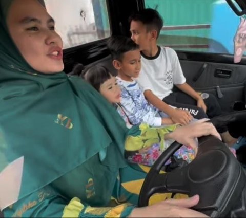 Momen Kartika Putri Nyetir Mobil Pick Up Bawa Anak-Anak, Isi Bensin Sendiri Pakai Jerigen