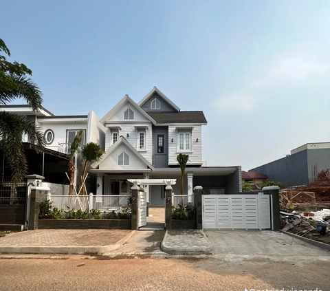 Renovating an Old House into an American Classic, Its Backyard Looks Like a Fairy Tale Land