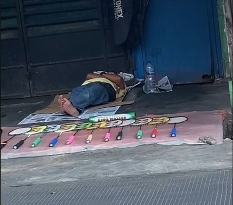 Moment of Ojol Driver Crying Seeing a Sleeping Grandfather Selling Rackets, Turns Out None of Them Sold All Day