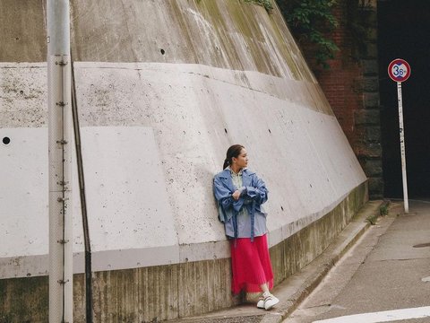 Fierce yet Stylish Pose by Nagita on the Sidewalk, Showcasing a Playful Outfit