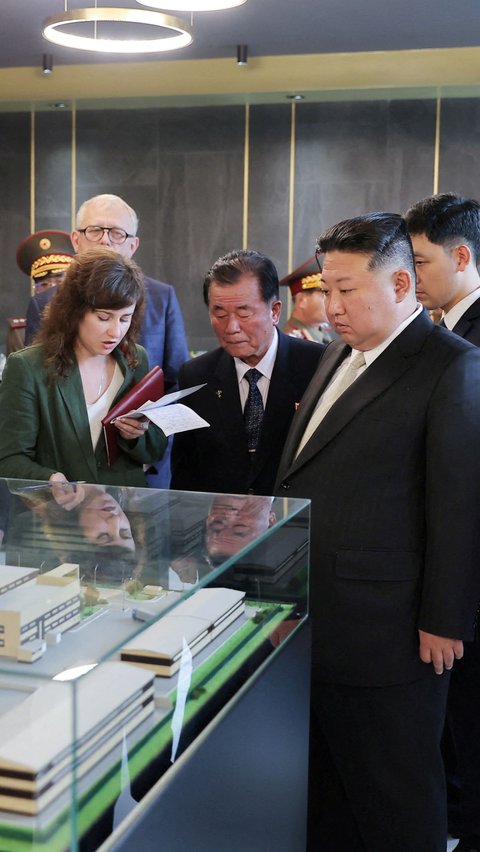 Pemimpin Korea Utara Kim Jong-un saat mengunjungi Vladivostok sebelum bertolak kembali ke Korea Utara.