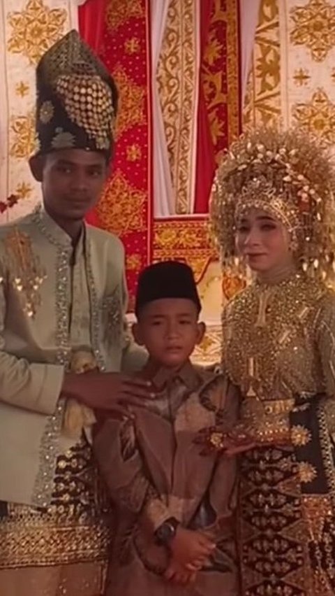 Viral Moment of Tears of a Boy Left Behind by His Sister's Marriage, Making the Whole Room Sad