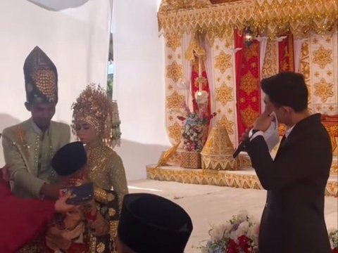 Viral Moment of a Boy Crying After Being Left by His Sister Who Got Married, Making the Whole Room Sad