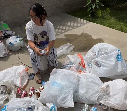 Intip Cinta Kuya Lagi Kumpulkan Sampah di Amerika buat Dijual, Uya Kuya 'Biar Bisa Beli Rumah'