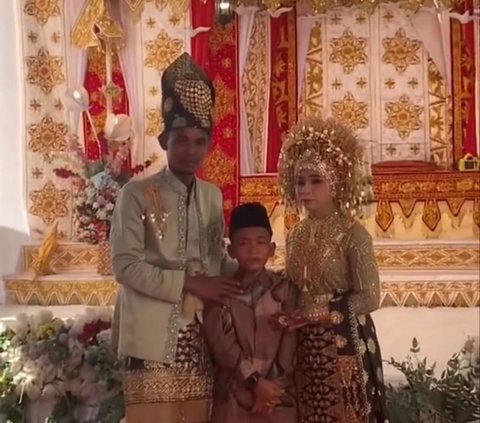 Viral Moment of a Boy Crying After Being Left by His Sister Who Got Married, Making the Whole Room Sad