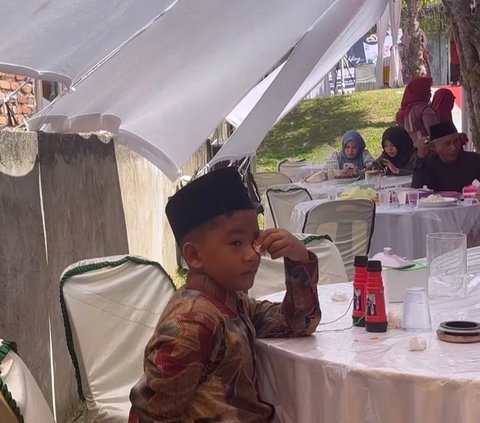 Viral Moment of a Boy Crying After Being Left by His Sister Who Got Married, Making the Whole Room Sad