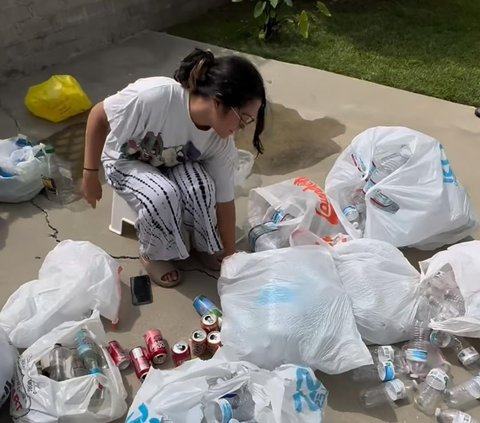 Intip Cinta Kuya Lagi Kumpulkan Sampah di Amerika buat Dijual, Uya Kuya 'Biar Bisa Beli Rumah'