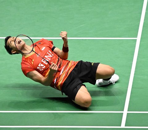 Tunggal putra Indonesia, Jonatan Christie, berhasil menang secara dramatis dengan skor 12-21, 22-20, 21-18 atas wakil Jepang, Kenta Nishimoto, pada babak final Hong Kong Open 2023 yang berlangsung di Hong Kong Coliseum, Minggu (17/9/2023).