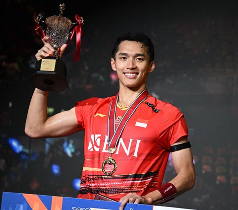 Pose Jonatan Christie mengangkat trofi setelah menjadi juara Hong Kong Open 2023.<br><br>Gelar juara Hong Kong Open ini telah melengkapi dua gelar juara turnaman di tahun 2023 selain Indonesia Masters.