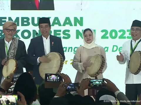 Moment Jokowi and Puan Maharani Play Rebana during the Opening of the 2023 NU National Conference and Congress