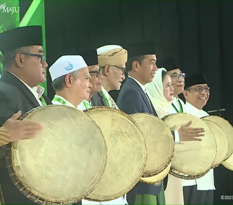 Moment Jokowi and Puan Maharani Play Rebana during the Opening of the 2023 NU National Conference and Congress